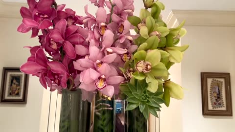 20211127文贵先生GETTR²：感谢玉米地大姐送的漂亮的鲜花💐……