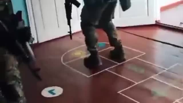 Ukrajinská armáda ubatovaná ve škole v Charkově