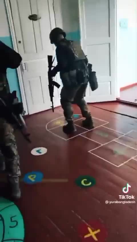 Ukrajinská armáda ubatovaná ve škole v Charkově