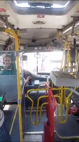 Mãe quebra janela de ônibus para salvar filho do calor no Rio