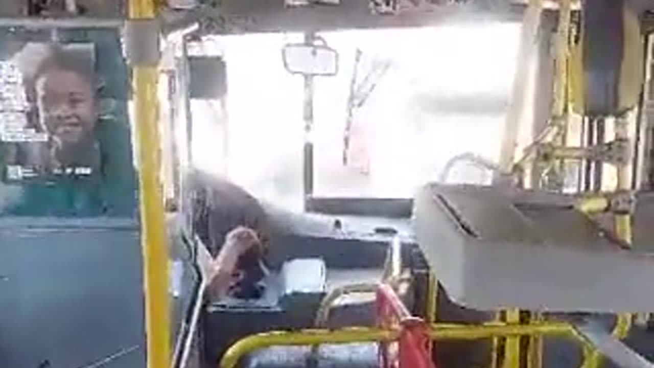 Mãe quebra janela de ônibus para salvar filho do calor no Rio