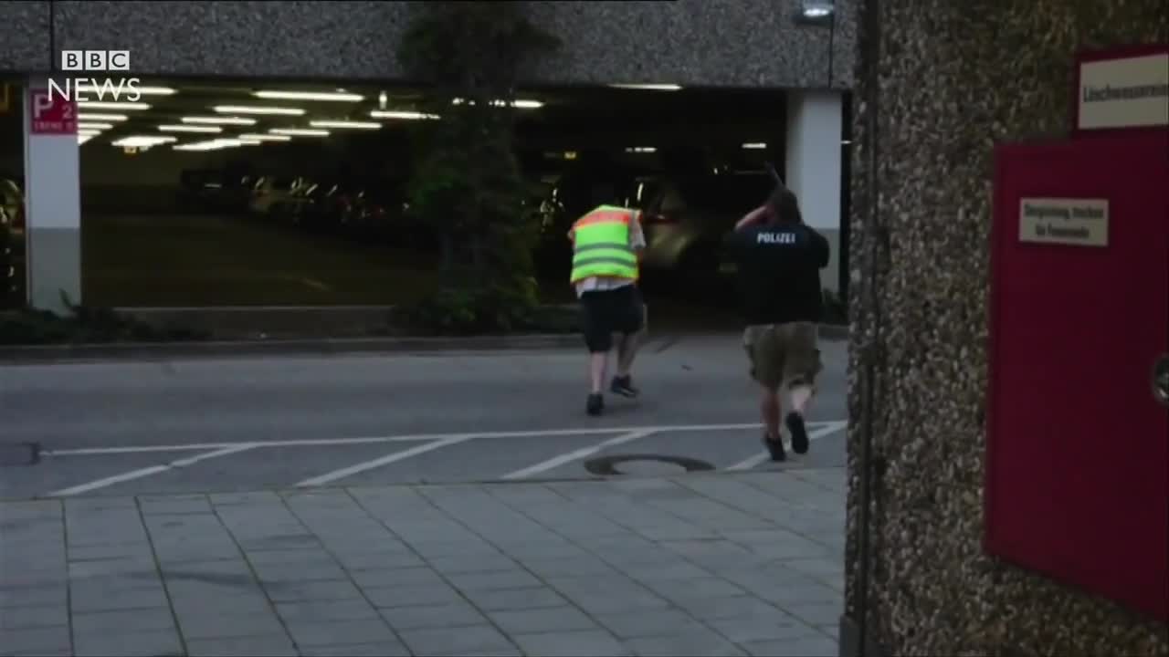 Munich shooting: Video shows man shooting outside shopping centre - BBC News