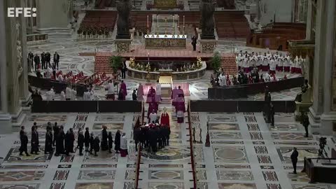 Miles de fieles despiden al papa emérito Benedicto XVI en la basílica de San Pedro