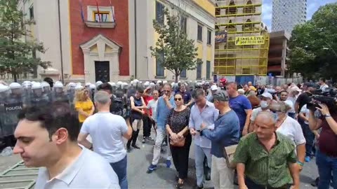 Policia sulmon deputetë e protestues, të lënduar Noka, Këlliçi...