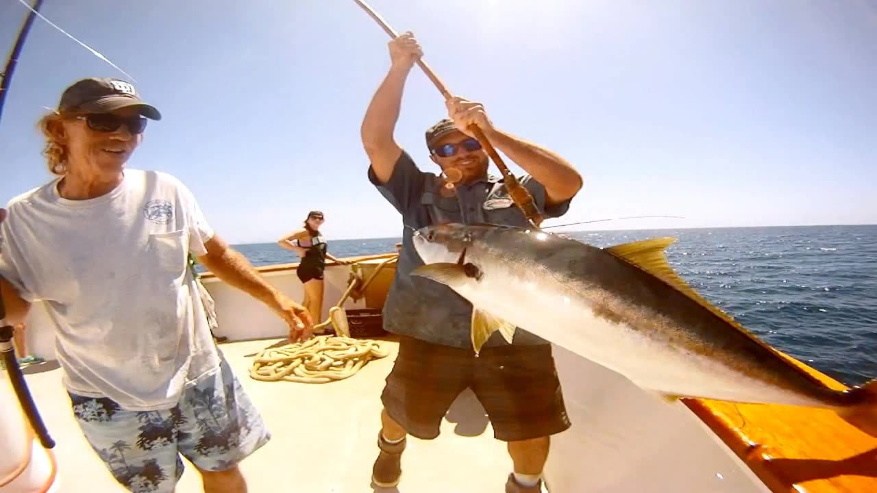 (18) 07/27/2015 - "Barefoot Dan" nails a 28 lb Yellowtail on the New Seaforth.