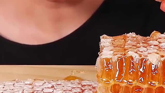 Raw HoneyComb #zoeyasmr #zoeymukbang #bigbites #mukbang #asmr #food #먹방 #틱톡푸드 #rawhoney #honeycomb #