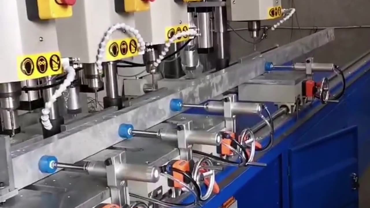 Multi-head combination drilling machine