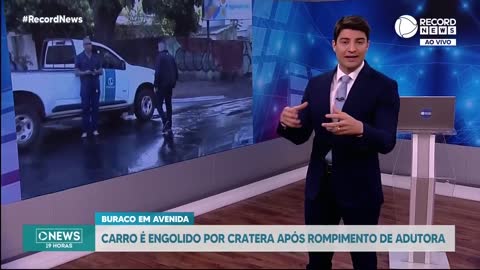 Carro é engolido por cratera após rompimento de adutora