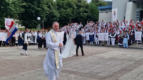 Mladenci iznenada posjetili smotru folklora