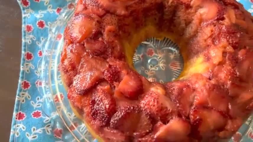 Homemade Easy Strawberry Upside Down Cake