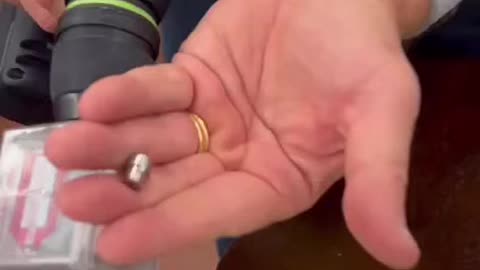 Magnetic screw driving machine