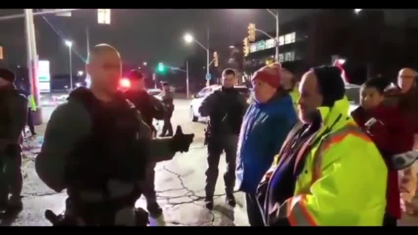 Officer appreciates freedom convoy protestors