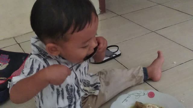 LUCU ,Anak aku lagi belajar makan