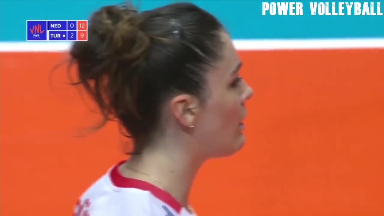 Beautiful and Talented Volleyball Player - Zehra Gunes (HD)