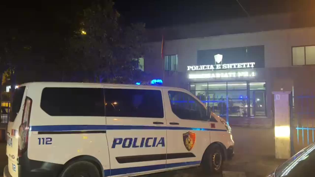 Policia dhunon dhe shoqëron dhjetëra protestues