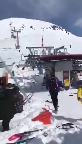 This ski lift malfunction is still so crazy 😳🤯