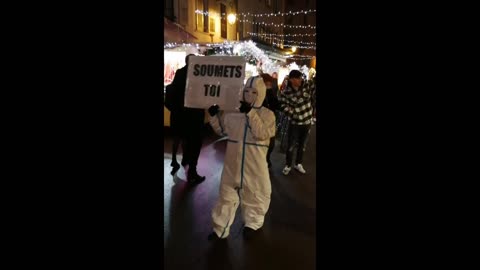 Les MAsques BLancs Annecy Action Pancartes le 31 decembre