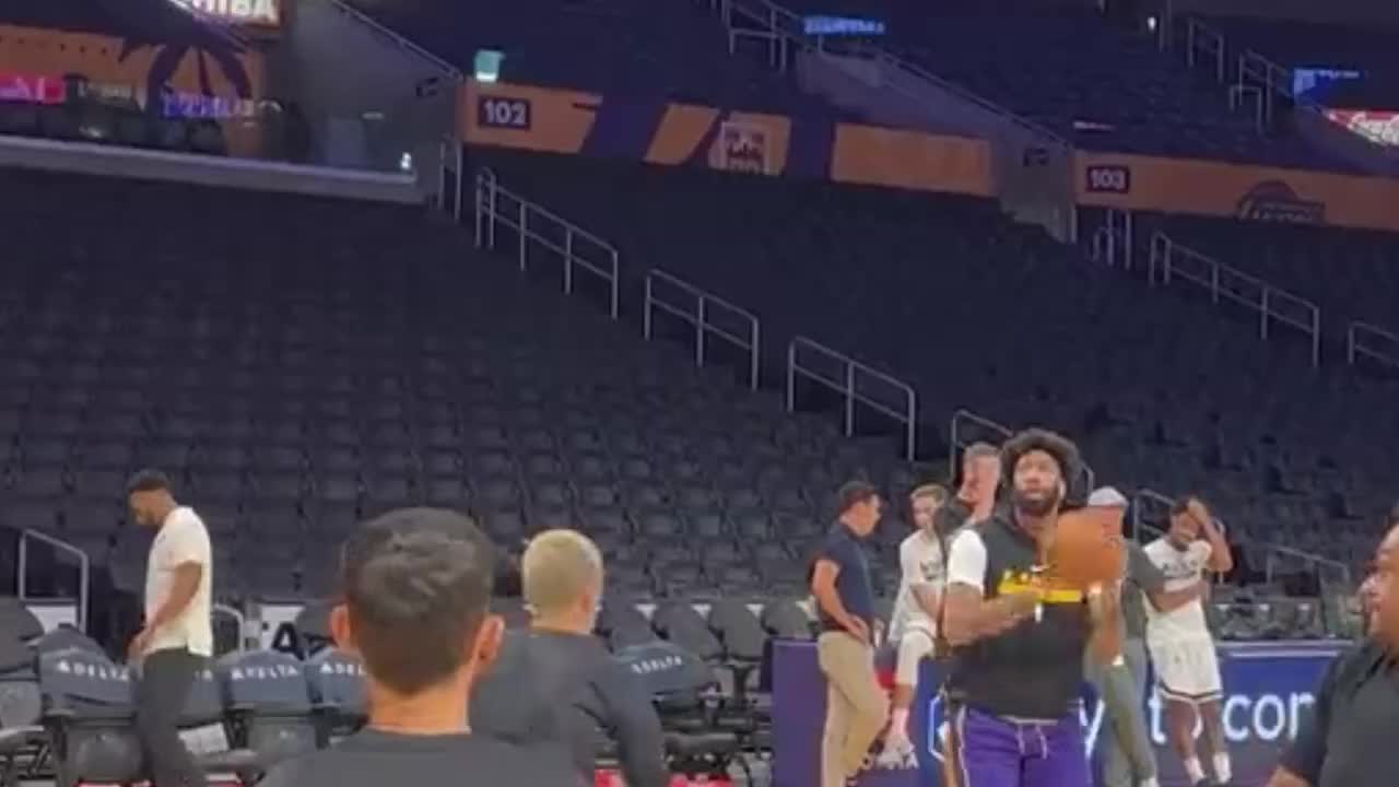 Anthony Davis warming up