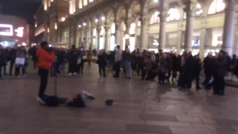 PIAZZA DUOMO ARTISTA DI STRADA : CANTANTE