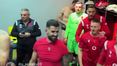 Shpërthen festa në zhveshtoren e kombëtares shqiptare, kuqezinjtë këndojnë