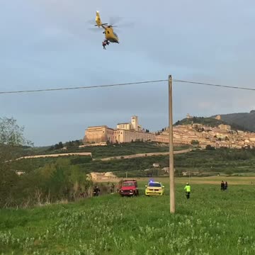 Va raccogliere asparagi e cade nel fiume in secca, è in ospedale