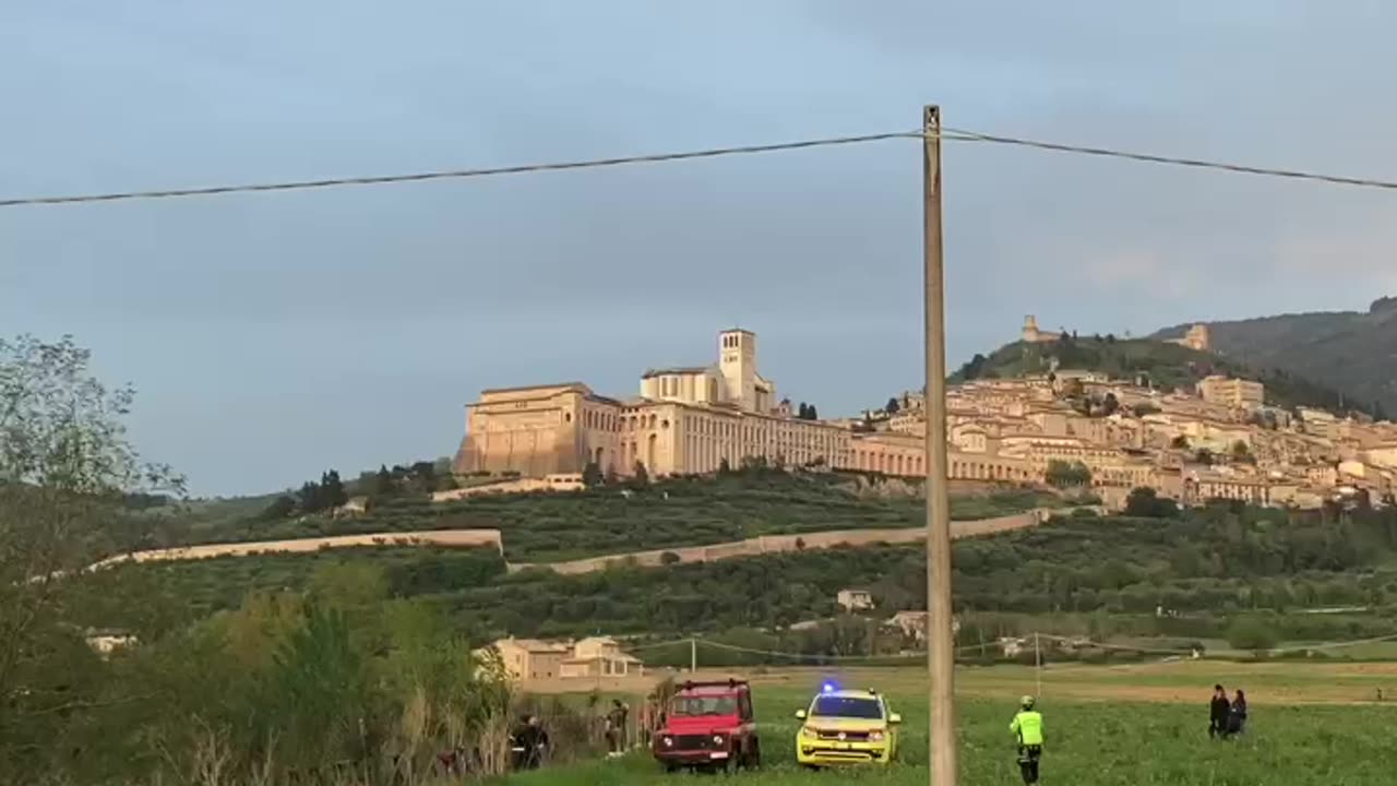 Va raccogliere asparagi e cade nel fiume in secca, è in ospedale