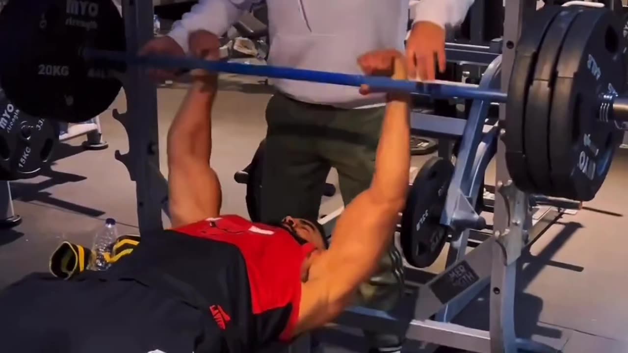 Benchpress of 140kg weight suddenly slip to hand
