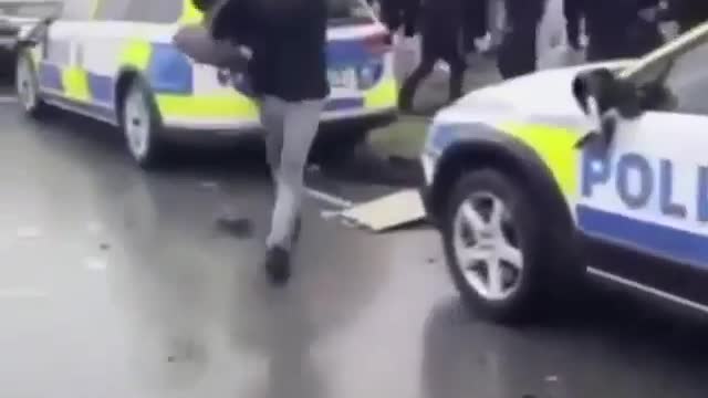 Migrants in Sweden show respect for the Swedish police