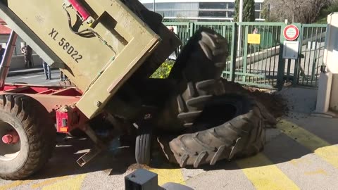 French farmers dump slurry in front of the Var prefecture _ AFP