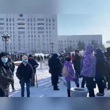 Before anyone blames russian police for being violent, this is how protestors treated them