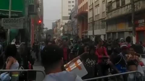 Comerciantes da Cracolândia colocaram grades de ferro contra drogados