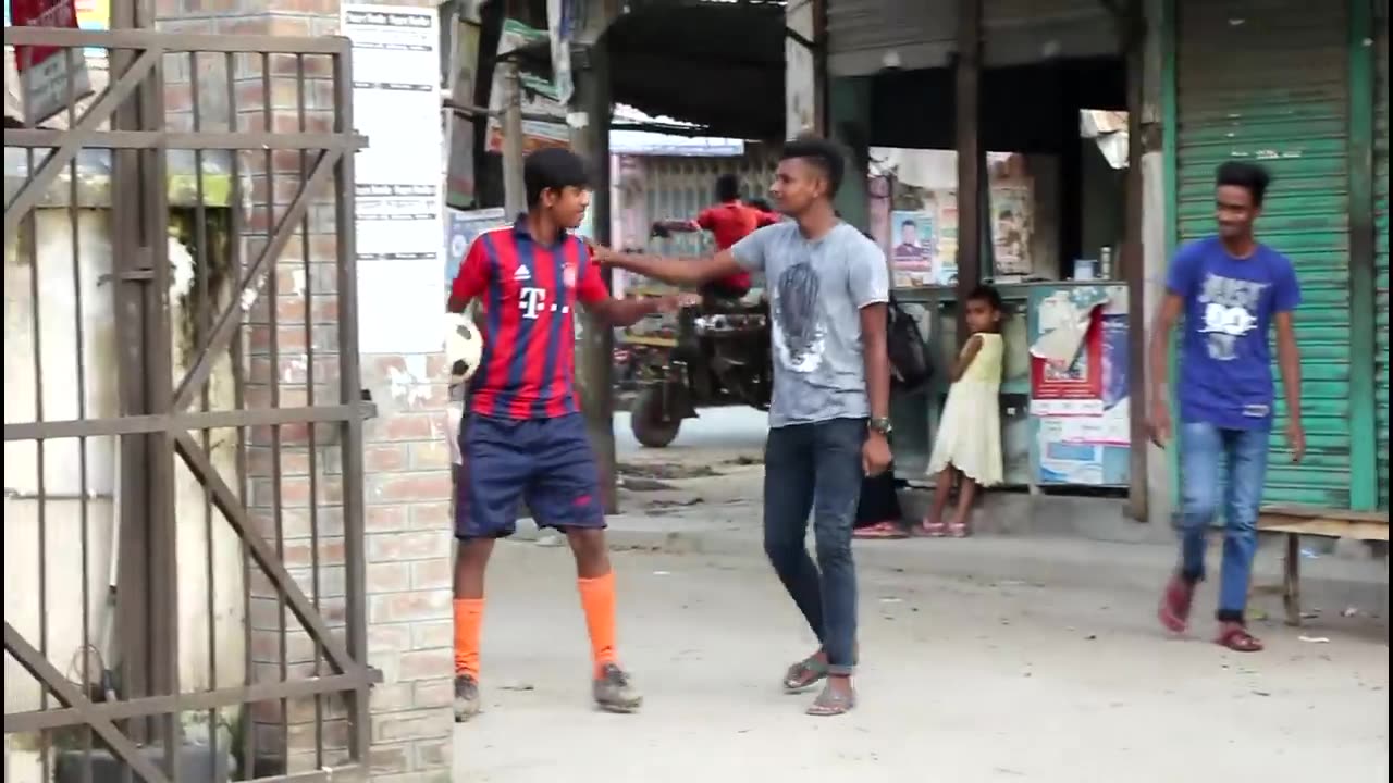 BEST SCARE OF FOOTBALL PRANK 2020 ! WRONG REACTION on PUBLIC !