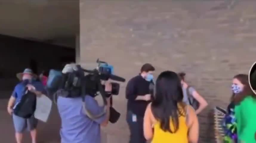 Man confronts CNN and trolls them hard - [08/19/2021]