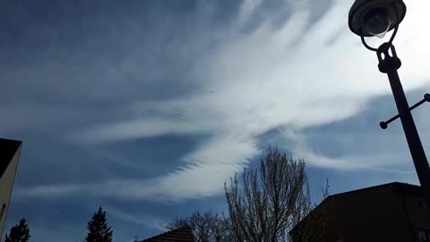 Himmel in Berlin am 1.5.2023 um 15:49 Uhr