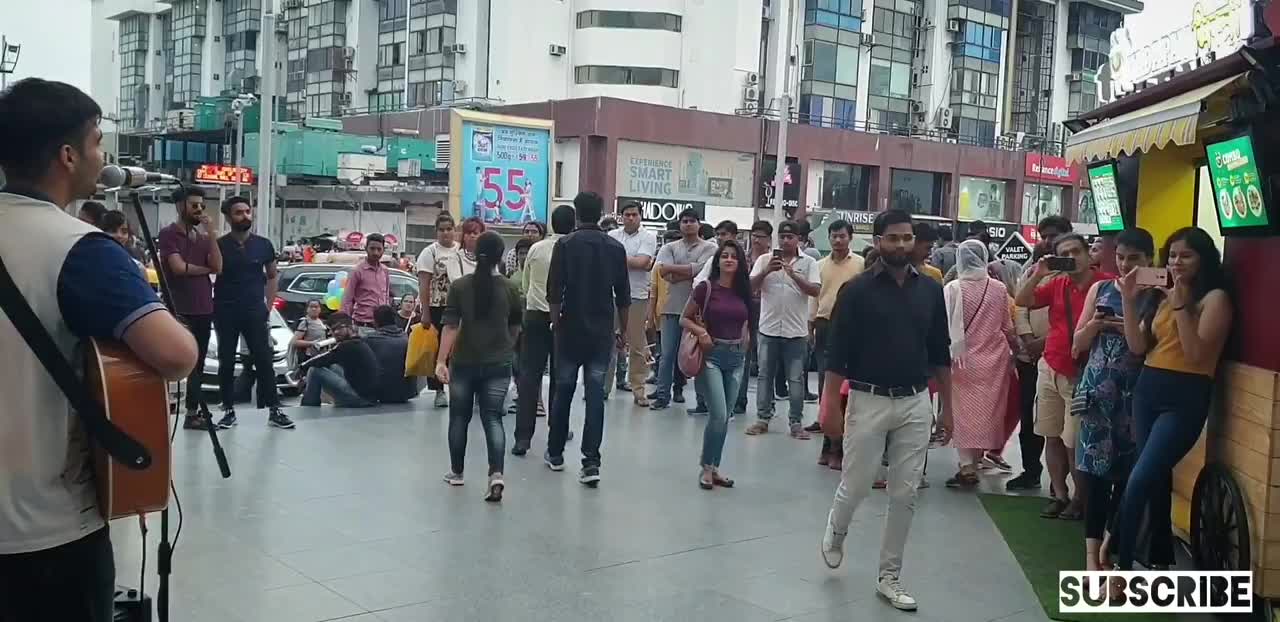 Indian boy singing "Gulabi Aankhein" on streets of Jaipur!!