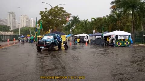 PATRIOTAS CONSERVADORES PEDINDO S.O.S FORÇAS ARMADAS NO QG DO IBIRAPUERA-SP