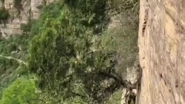 The people who stand on the cliff to take photos are so brave