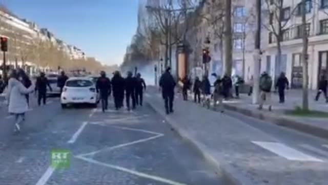 Tensions high as thousands protest COVID restrictions, Freedom Convoy reaches Paris