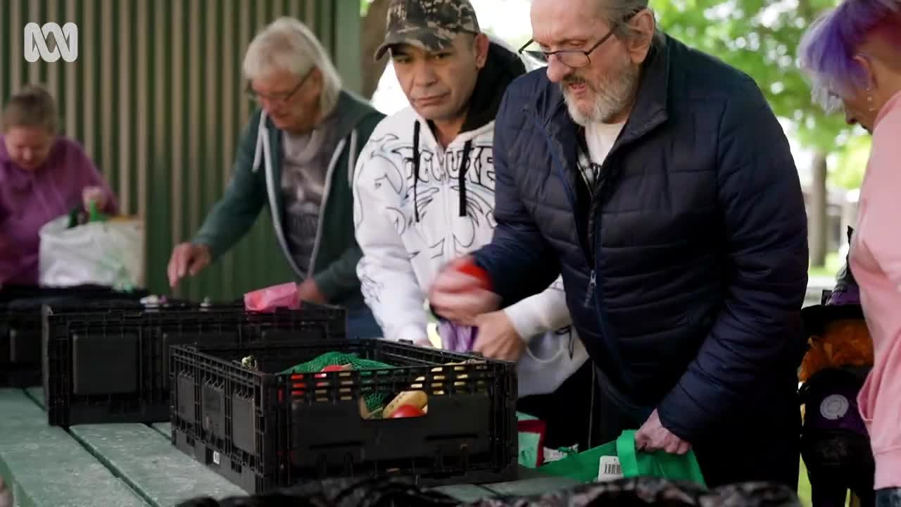 How OzHarvest saves tonnes of food from landfill and feeds people in need | ABC News