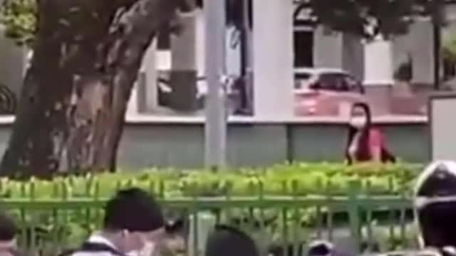 Car speeds away after knocking traffic police down