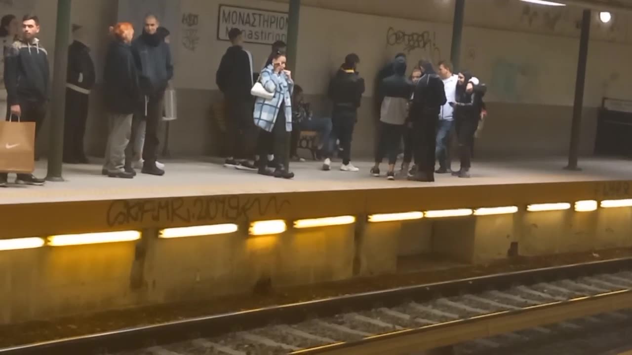 Gypsies on metro station are fighting each other