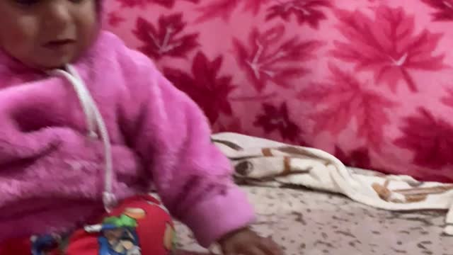 Little kid strangely reacts to fidget spinner