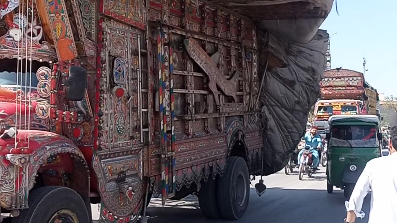 Heavy load on pakistani truck @pakistanisairsapatee