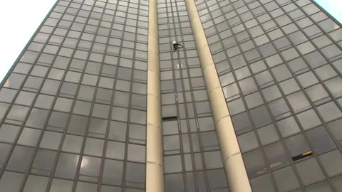 "Spiderman" scales Paris building to honor Nepal's quake victims