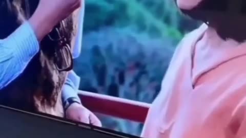 How a father convinces his child by covering his hand