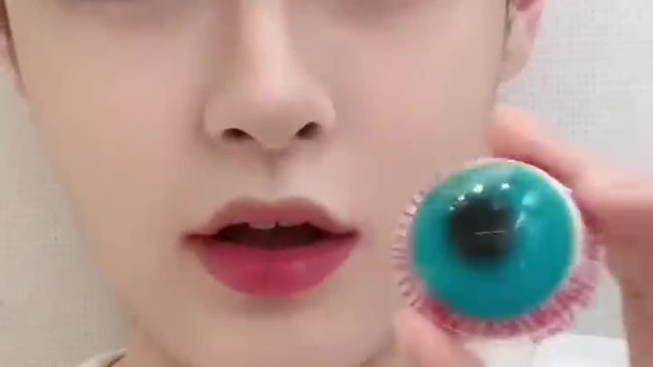 Magical jelly that changes eye color