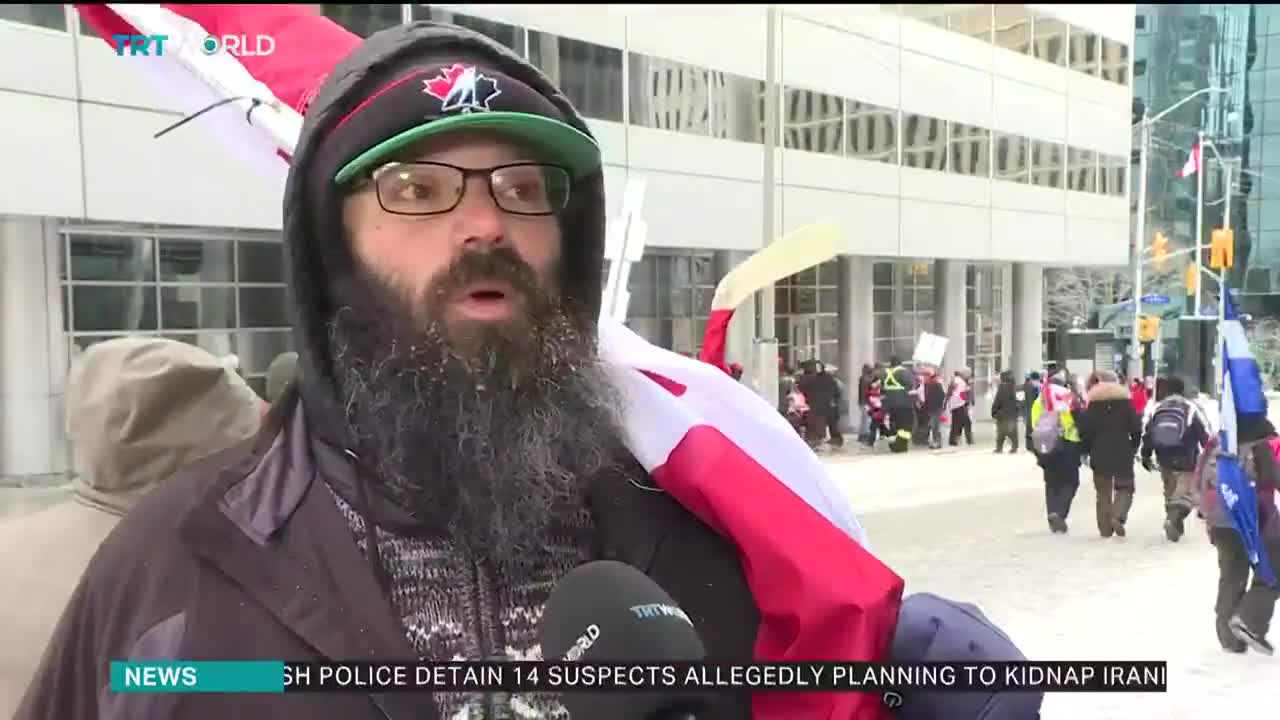 Canada police in standoff with protesters blocking bridge to US