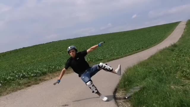 Man fail to control itself while doing skating on road