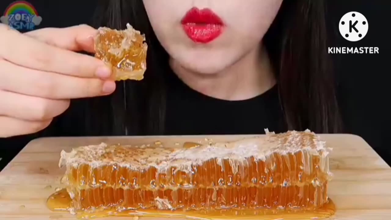 Eating Raw HONEYCOMB ASMR Video.Satisfying asmr video.