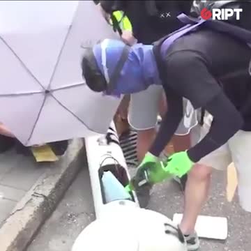 W Hongkongu protestujący niszczą kamery cyfrowego obozu koncentracyjnego.